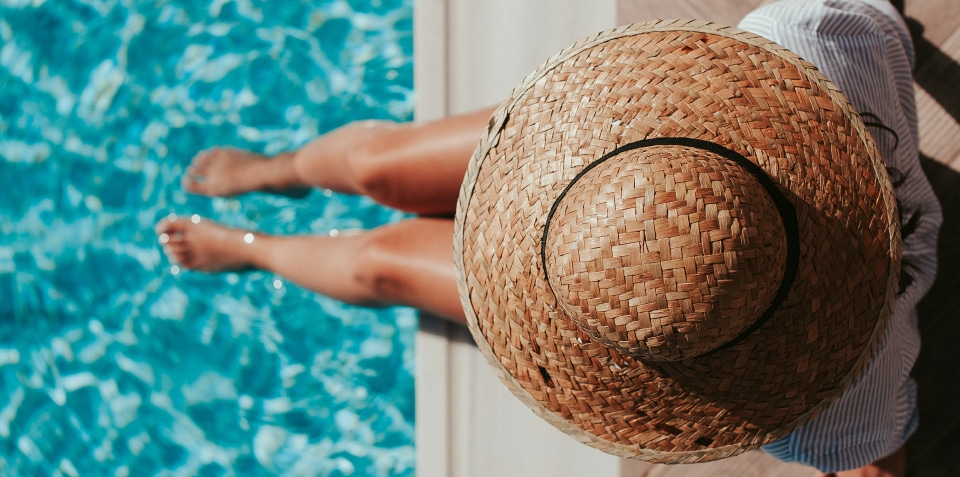 Dame mit braunen Beinen am Pool