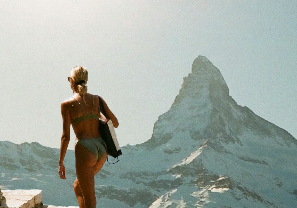 Frau im Bikini am Matterhorn